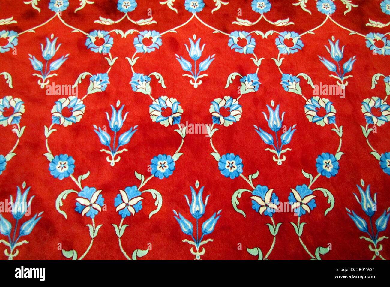 Türkei: Tulpen und Chrysanthemen, die erstere die Nationalblume der Türkei und die letztere oft mit demselben Land assoziiert sind, verwoben in einem Teppich der Sultan-Ahmed-Moschee oder Sultanahmet-Camii, auch bekannt als Blaue Moschee, in Istanbul. Die Sultan-Ahmed-Moschee ist eine historische Moschee in Istanbul, der größten Stadt der Türkei und Hauptstadt des Osmanischen Reiches (von 1453 bis 1923). Die Moschee wird im Volksmund als Blaue Moschee wegen der blauen Fliesen, die die Wände des Innenraums schmücken, bekannt. Sie wurde von 1609 bis 1616 unter der Herrschaft von Ahmed I. erbaut Stockfoto