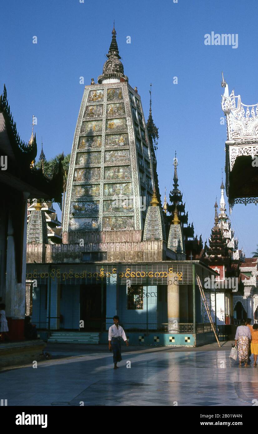 Birma/Myanmar: Mahabodhi Paya im Shwedagon-Pagode-Komplex, Yangon (Rangun). Das Mahabodhi Paya wurde im Stil des berühmten Mahabodhi Tempels in Bodhgaya, Indien, erbaut. Die goldene Stupa der Shwedagon-Pagode erhebt sich fast 100 m (330 ft) über ihrer Lage auf dem Singuttara Hill und ist mit 8.688 massiven Goldplatten überzogen. Diese zentrale Stupa ist von mehr als 100 anderen Gebäuden umgeben, darunter kleinere Stupas und Pavillons. Die Pagode war bereits gut etabliert, als Bagan Burma im 11. Jahrhundert dominierte. Stockfoto