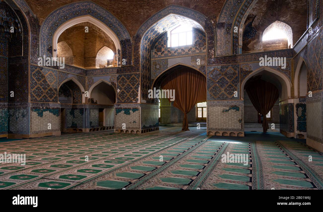 Tabriz, Iran - 12. Mai 2019: Interieur der Blauen Moschee in Tabriz im Iran mit blauen Fliesen und dekorativem Teppich. Stockfoto