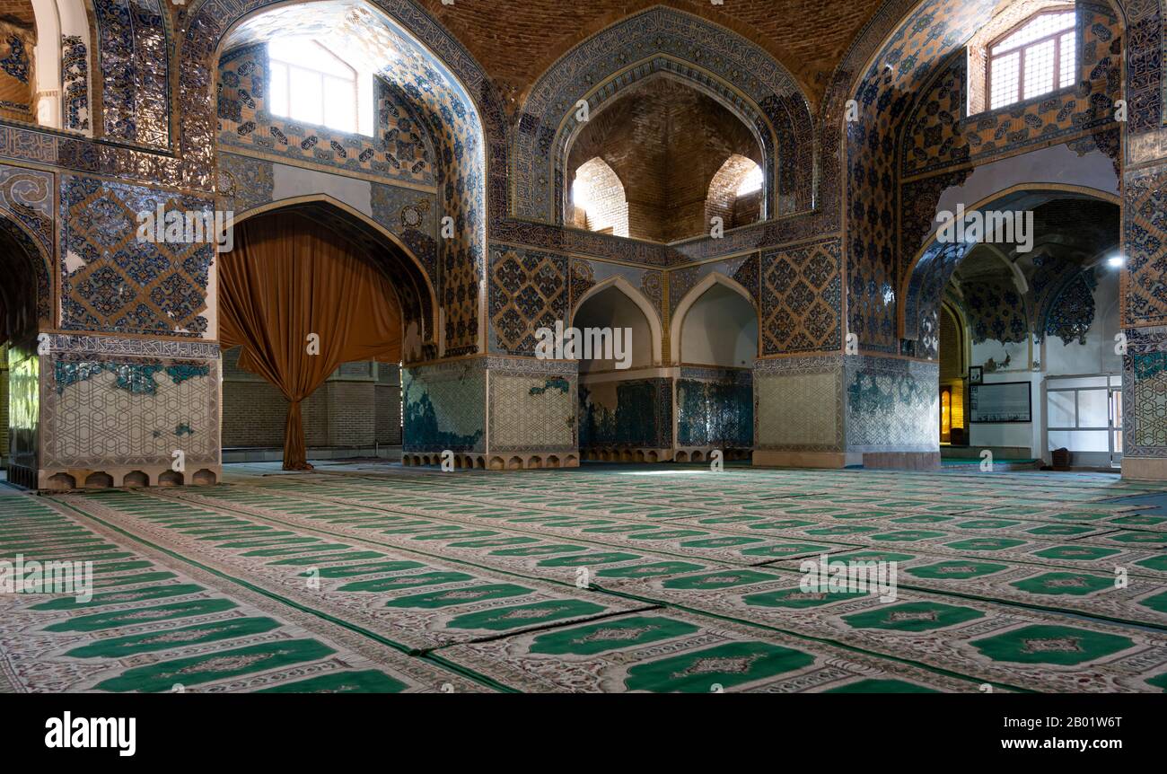 Tabriz, Iran - 12. Mai 2019: Interieur der Blauen Moschee in Tabriz im Iran mit blauen Fliesen und dekorativem Teppich. Stockfoto