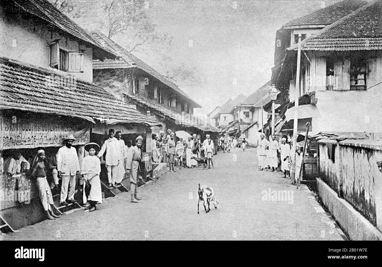 Indien: Eine Straßenszene in Cochin (Kochi), Kerala. Foto von Charley Brown, ca. 1913. Kochi, früher Cochin, ist eine große Hafenstadt an der Westküste Indiens am Arabischen Meer. Im Jahr 1866 wurde Fort Kochi eine Gemeinde, und die erste Gemeinderatswahl fand 1883 statt. Der Maharaja von Cochin, der unter den Briten regierte, initiierte 1896 die lokale Verwaltung durch die Bildung von Stadträten in Mattancherry und Ernakulam. 1925 wurde die Parlamentsversammlung von Kochi aufgrund des öffentlichen Drucks auf den Staat gebildet. Stockfoto