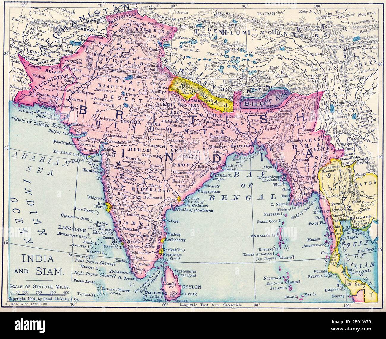 Indien: Karte des britischen Raj, einschließlich des heutigen Indien, Pakistan, Bangladesch, Birma und Sri Lanka, 1904. Diese Karte wurde auf dem Höhepunkt der britischen Macht erstellt und zeigt die direkte britische Herrschaft, die sich von Iran (Persien) bis Thailand (Siam) erstreckt. Der größte Teil der angrenzenden Küste im Indischen Ozean, von Südafrika bis Singapur und Australien, stand ebenfalls unter britischer Verwaltung oder de facto unter Kontrolle. Es ist wichtig zu beachten, dass die Karte Sikkim zeigt, die sich nördlich bis in das heutige Gebiet der Autonomen Region Tibetisch erstreckt. Darjeeling wird auch im Osten Nepals gezeigt. Stockfoto