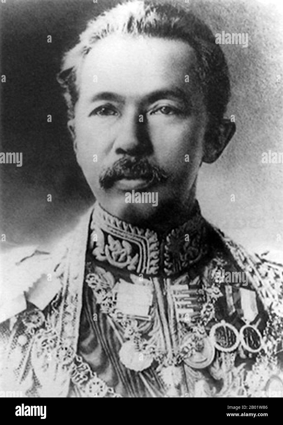 Thailand: Prinz Ditsawarakuman (21. Juni 1762 bis 1. Dezember 1943), besser bekannt als Prinz Damrong Rajanubhab, Innenminister und Halbbruder von König Chulalongkorn (Rama V.). Porträt, ca. 1890er Jahre Ditsawarakuman Damrong Rajanubhab (Somdet Phra Chao Borommawong Thoe Phra Ong Chao Ditsawarakuman Krom Phraya Damrong Rachanuphap) war der Gründer des modernen thailändischen Bildungssystems und der modernen Provinzverwaltung. Er war auch Autodidakt und einer der einflussreichsten siamesischen Intellektuellen seiner Zeit. Stockfoto