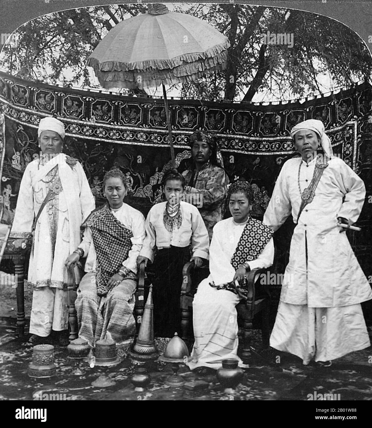 Birma/Myanmar/Indien: Zwei Shan-Häuptlinge mit ihren Ehefrauen in Delhi Durbar, die zu Ehren der Krönung Eduards VII. 1903 gehalten wurden. Saopha, Chaofa oder Sawbwa, war ein königlicher Titel, der von den Herrschern der Shan-Staaten Myanmar (Birma) verwendet wurde. Das Wort bedeutet "König" in den Sprachen Shan und Tai. In einigen alten chinesischen Literatur wurde es als 詔 (Pinyin: Zhào), zum Beispiel sechs Zhao und Nanzhao, aufgezeichnet. Stockfoto
