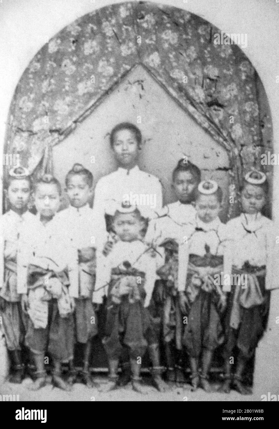 Thailand/Siam: Königliche Kinder posieren mit einem erwachsenen Betreuer, Regierungszeit von König Mongkut (18. Oktober 1804 bis 1. Oktober 1868), Bangkok, ca. 1862. Phra bat Somdet Phra Poramenthramaha Mongkut Phra Chom Klao Chao Yu Hua, oder Rama IV., besser bekannt als König Mongkut, war der vierte Monarch von Siam (Thailand) unter dem Haus Chakri und regierte von 1851 bis 1868. Er war einer der verehrtesten Monarchen des Landes. Während seiner Regierungszeit war der Druck des westlichen Expansionismus erstmals in Siam spürbar. Mongkut nahm westliche Innovationen auf und begann mit der kulturellen und technologischen Modernisierung Siams. Stockfoto