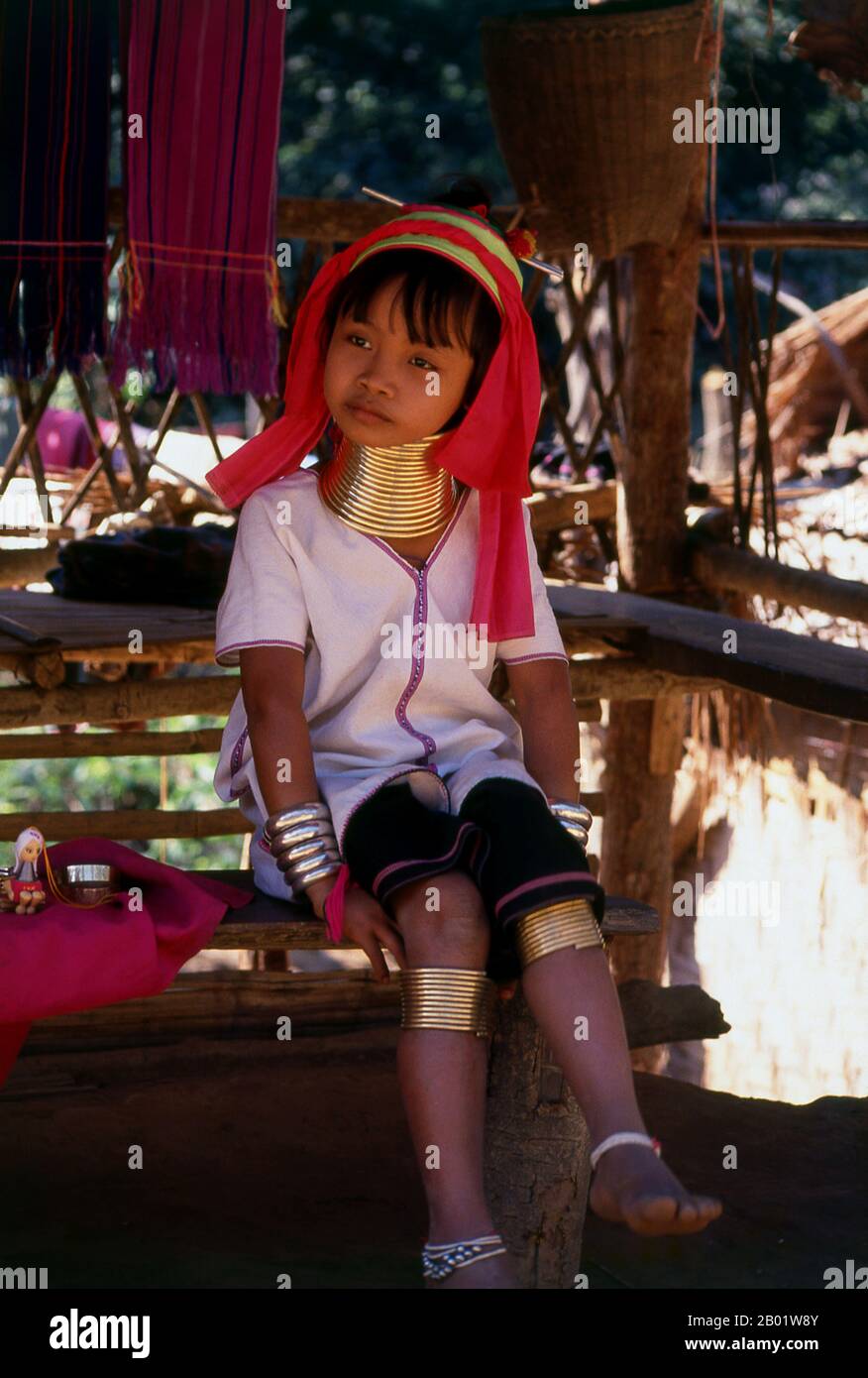 Thailand: Junge Padaung (Long Neck Karen) Mädchen, Dorf in der Nähe von Mae Hong Sohn. Die Padaung oder Kayan Lahwi oder langhalsige Karen sind eine Untergruppe der Kayan, eine Mischung aus LAWI-Stämmen, Kayan-Stämmen und mehreren anderen Stämmen. Kayan sind eine Untergruppe der Roten Karen (Karenni), eine tibeto-burmanische ethnische Minderheit von Birma (Myanmar). Stockfoto