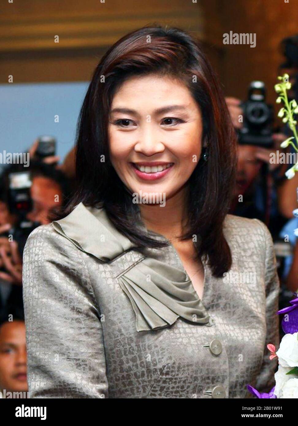 Thailand: Yingluck Shinawatra (* 21. Juni 1967 in Bangkok), ehemaliger thailändischer Premierminister (5. August 2011 bis 7. Mai 2014), am 4. Juli 2011 in der Botschaft der Vereinigten Staaten in Bangkok. Yingluck Shinawatra, auch Pou genannt, ist eine thailändische Geschäftsfrau, Galionsfigur der Pheu Thai Party und ehemaliger Premierminister Thailands, der sich derzeit im Exil befindet, nachdem sie nach dem Militärputsch im Mai 2014 aus dem Land geflohen war. Sie ist die jüngere Schwester des ehemaligen Premierministers Thaksin Shinawatra, der ebenfalls durch einen Militärputsch gestürzt wurde und bis zur Rückkehr 2023 ins Exil ging. Stockfoto