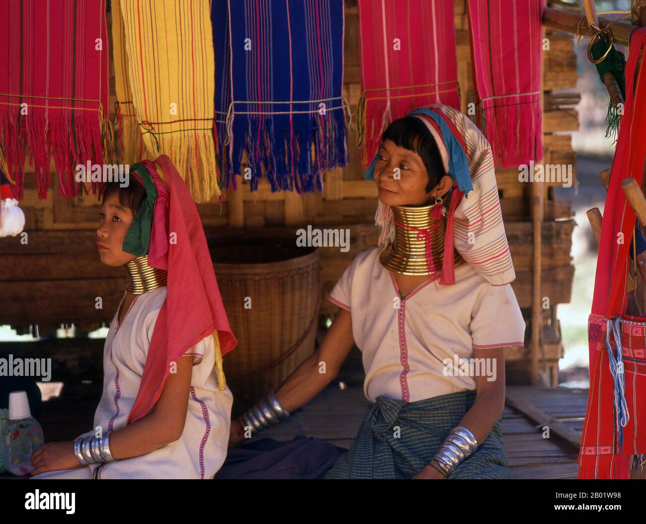 Thailand: Padaung (Long Neck Karen) Frau und Kind, Dorf in der Nähe von Mae Hong Sohn. Die Padaung oder Kayan Lahwi oder langhalsige Karen sind eine Untergruppe der Kayan, eine Mischung aus LAWI-Stämmen, Kayan-Stämmen und mehreren anderen Stämmen. Kayan sind eine Untergruppe der Roten Karen (Karenni), eine tibeto-burmanische ethnische Minderheit von Birma (Myanmar). Stockfoto