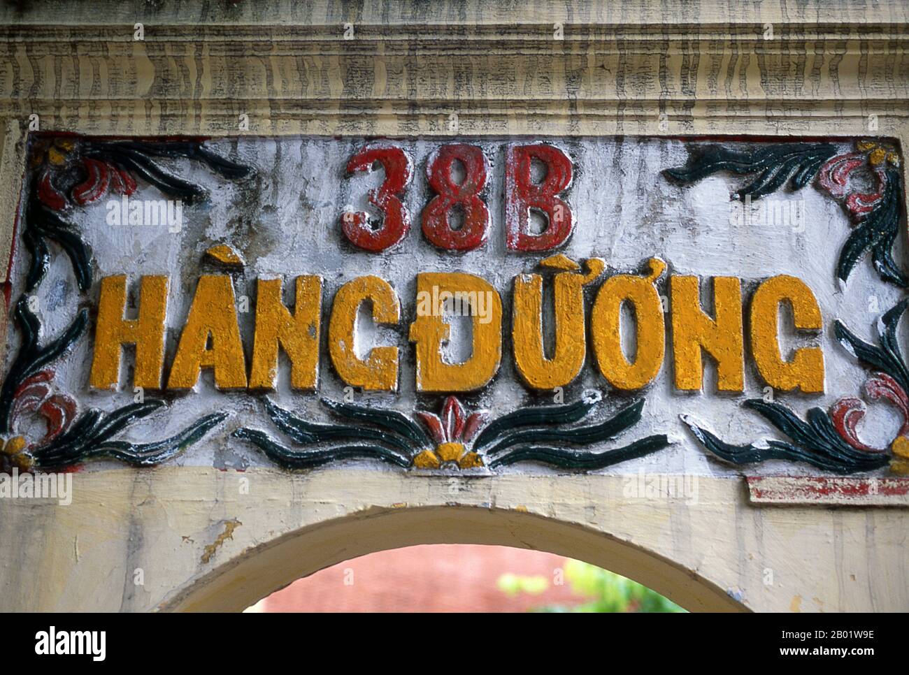 Vietnam: Hausschild aus der Kolonialzeit in Hang Duong (Sugar Street), Hanoi Old Quarter. Hanoi's Old Quarter liegt unmittelbar nördlich des Ho Hoan Kiem Sees. Es ist vor Ort besser bekannt als BAM Sau Pho Phuong oder die „Thirty Six Streets“. „Phuong“ bedeutet eine Handelsgilde, und die meisten Straßen beginnen mit dem Wort „hängen“, was „Ware“ bedeutet. Dieser antike Teil der Stadt ist seit langem mit dem Handel in Verbindung gebracht worden, und es ist bis heute sehr viel so. Stockfoto