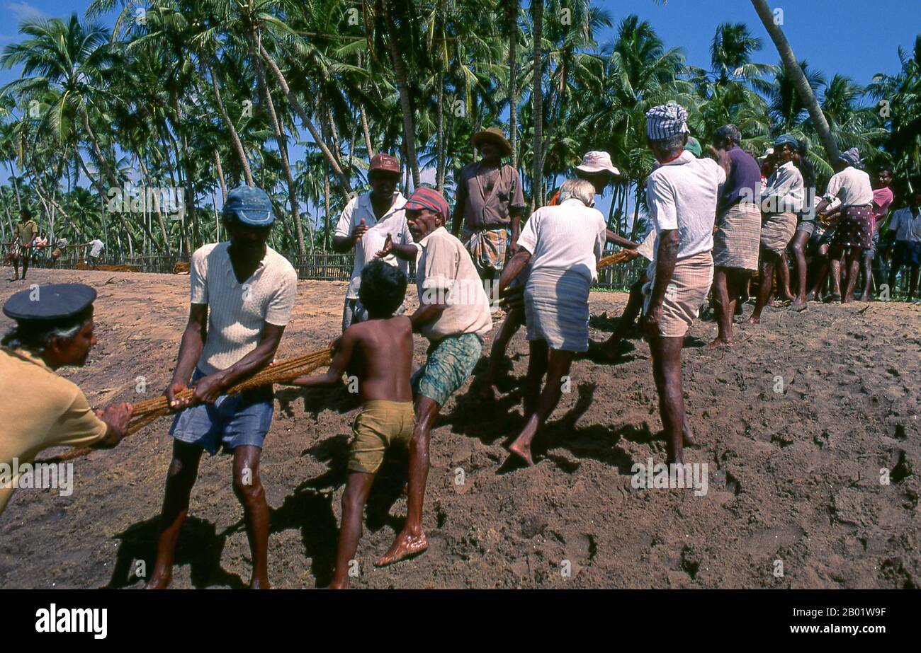 Sri Lanka: Treibnetzfischer, Wadduwa, Westprovinz. Wadduwa ist berühmt für seinen reichen Anbau von Kokospalmen und als wichtiger Produzent von Toddy und Essig. Es ist bekannt für seine Produkte aus Kokosfasern wie Besen, Teppiche usw. Stockfoto