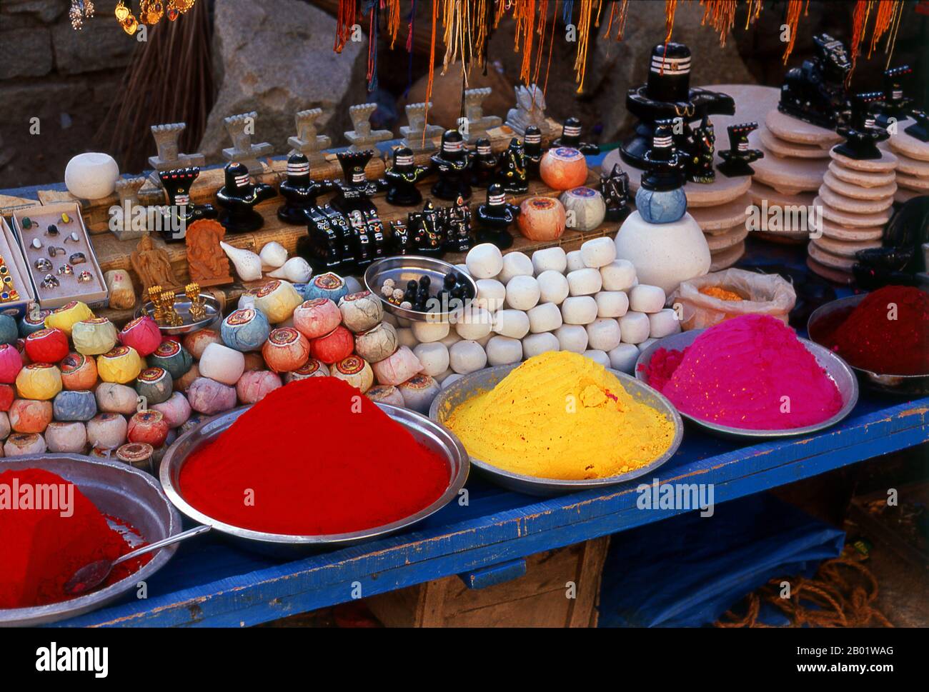 Indien: Holi Pulver zum Verkauf im alten Hampi, Karnataka State Holi ist ein religiöses Frühlingsfest, das von Hindus gefeiert wird. Sie wird hauptsächlich in Indien, Bangladesch, Pakistan, Nepal und Ländern mit großen indischen Diaspora-Populationen beobachtet, die dem Hinduismus folgen, wie Suriname, Malaysia, Guyana, Südafrika, Trinidad, Vereinigtes Königreich, Vereinigte Staaten, Mauritius und Fidschi. Holi ist auch bekannt als das Festival der Farben, oder als Doḷajāta in Orissa und Dol Jatra oder Basantotsav (Frühlingsfest) in Westbengalen. Der berühmteste Holi befindet sich in der Region Braj, an Orten, die mit Lord Krishna verbunden sind. Stockfoto