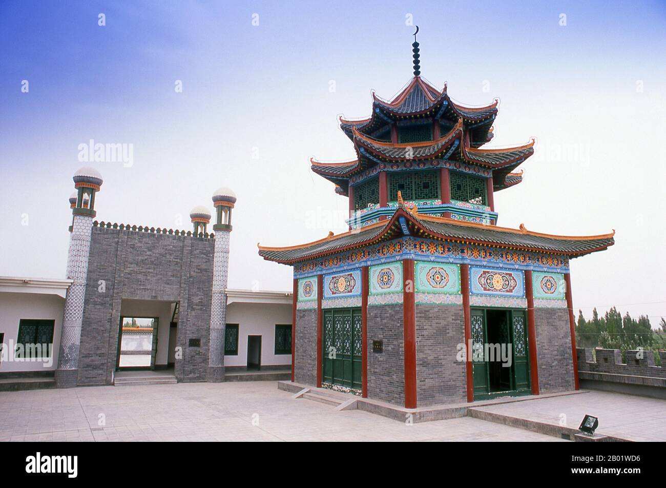 China: Hui Wang Fen (Palast und Gräber der Hami Könige) Komplex, Hami (Kumul), Provinz Xinjiang. Die Könige von Hami waren erbliche uigurische Herrscher, die China Tribut zollten. Der letzte König von Hami, Maqsud Schah, starb Mitte der 1930er Jahre Neun Generationen von Königen von Hami sind hier begraben. Die antike Oasensiedlung Hami, in Uigur auch als Kumul bekannt, befindet sich in einer Verwerfungstiefe etwa 200 m unter dem Meeresspiegel und erfährt, wie auch in der Nähe von Turpan, extreme Temperaturen, die von brausenden 45 C im Sommer bis zu eiskalten -30 C im Winter reichen. Stockfoto