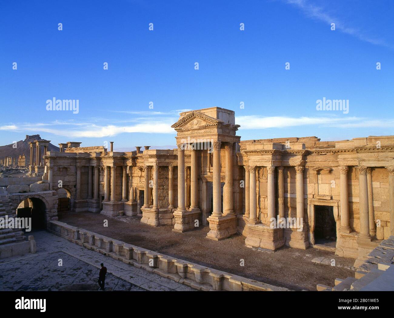 Syrien: Das Theater und die Burg Qala’at Ibn Maan über den Ruinen von Palmyra. Die arabische Burg Qala’at Ibn Maan (auch bekannt als Fakhr-al-DIN al-Maani), die auf einem Hügel über den Ruinen liegt, wurde ursprünglich von den Mamluken im 13. Jahrhundert erbaut. Palmyra war eine antike Stadt in Syrien. Es war eine wichtige Stadt in Zentralsyrien, in einer Oase 215 km nordöstlich von Damaskus und 180 km südwestlich des Euphrat bei Deir EZ-Zor gelegen. Sie war lange Zeit eine lebenswichtige Karawanenstadt für Reisende, die die syrische Wüste durchquerten, und wurde als Braut der Wüste bekannt. Stockfoto