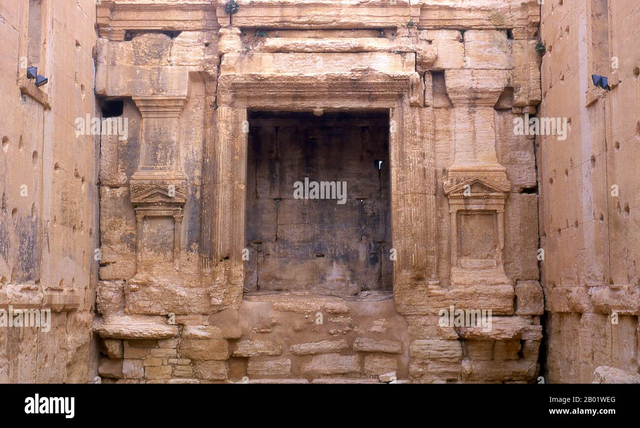 Syrien: Der Tempel von Bel, Palmyra. Der Tempel von Bel, der dem semitischen Gott Bel geweiht wurde, wurde in Palmyra als Malakbel verehrt, bildete das Zentrum des religiösen Lebens in Palmyra und wurde 32 n. Chr. geweiht. Palmyra war eine antike Stadt in Syrien. Es war eine wichtige Stadt in Zentralsyrien, in einer Oase 215 km nordöstlich von Damaskus und 180 km südwestlich des Euphrat bei Deir EZ-Zor gelegen. Sie war lange Zeit eine lebenswichtige Karawanenstadt für Reisende, die die syrische Wüste durchquerten, und wurde als Braut der Wüste bekannt. Die früheste urkundliche Erwähnung der Stadt durch ihren semitischen Namen Tadmor, Tadmur oder Tudmur. Stockfoto