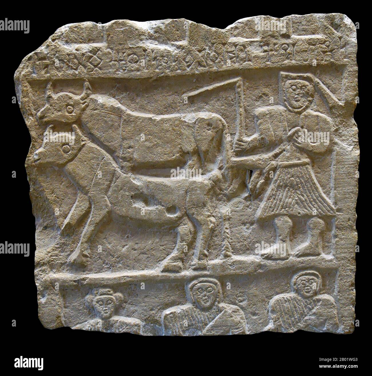 Jemen: Eine Grabstele mit einem Pflugmann über drei Büsten, Sabäer, Kalkstein, 1.-3. Jahrhundert n. Chr. Inschrift in sabäischer Sprache: Stele von Yahmad, Shufnîqên, Hassat und Khallî. Das alte Sabäische Königreich erlangte im frühen 1. Jahrtausend v. Chr. die Macht. Im 1. Jahrhundert v. Chr. wurde es von den Himyariten erobert, aber nach dem Zerfall des ersten Himyaritenreiches der Könige von Saba und Dhu-Raydan erschien im frühen 2. Jahrhundert das Reich der Mittelsabäer wieder. Schließlich wurde es Ende des 3. Jahrhunderts von den Himyariten erobert. Seine Hauptstadt war Ma'rib. Stockfoto