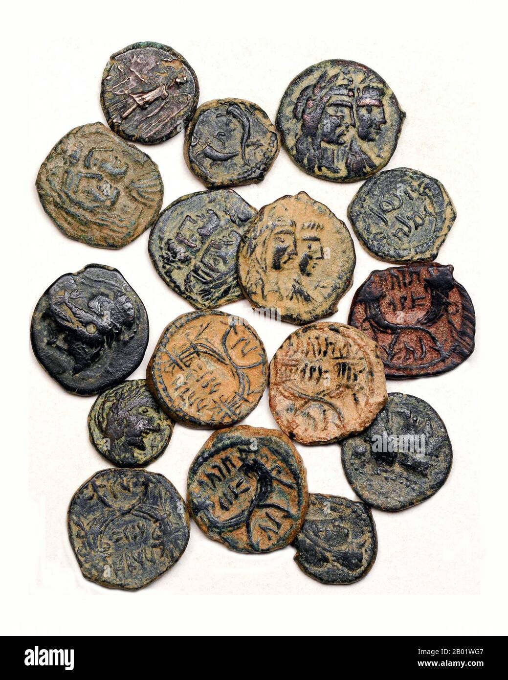 Jordanien/Jemen: Eine Sammlung nabatäischer Bronzemünzen, die in Petra geschlagen und in Nabataea, Südjemen, ca. 2.-1. Jahrhundert v. Chr. gefunden wurden. Die Nabatäer, auch Nabatäer, waren antike Völker Jordaniens, deren Oasen-Siedlungen zur Zeit des Josephus (37–100 n. Chr.) dem Grenzgebiet zwischen Syrien und Arabien, vom Euphrat bis zum Roten Meer, den Namen Nabatene gaben. Ihr locker kontrolliertes Handelsnetz, das sich auf die von ihnen kontrollierten Oasen konzentrierte, in denen Landwirtschaft in begrenzten Gebieten intensiv praktiziert wurde, und auf die sie verbindenden Routen, hatte keine sicher definierten Grenzen. Stockfoto