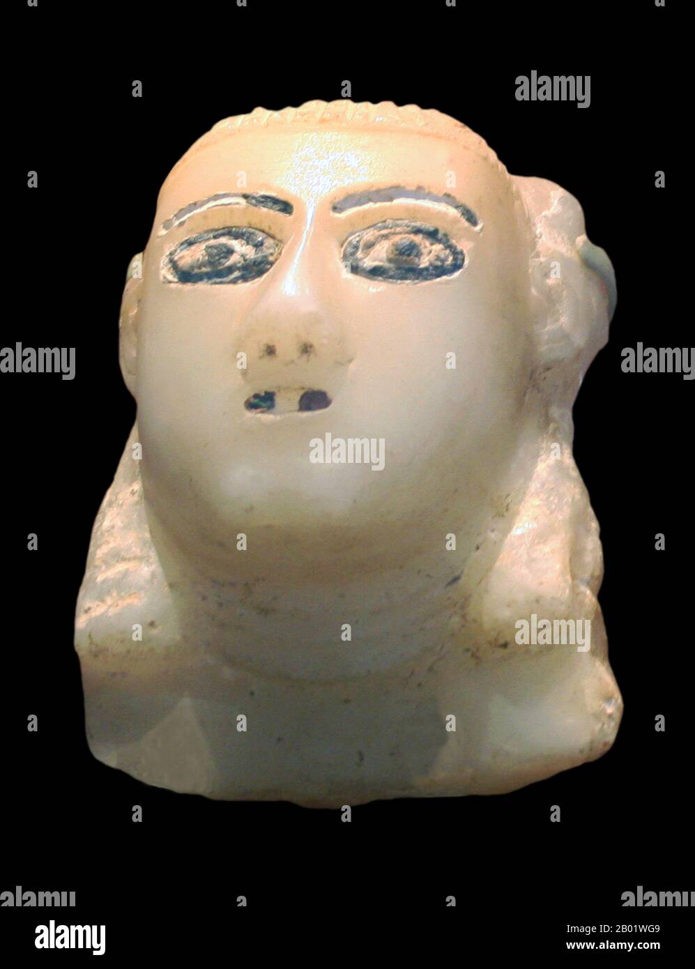 Jemen: Alabasterkopf aus dem alten südlichen Arabien, um 100 v. Chr. - 100 v. Chr. Foto: Einsamer Schütze (CC BY-SA 3,0 Lizenz). Südarabien bezieht sich als allgemeiner Begriff auf mehrere derzeit anerkannte Regionen, in erster Linie auf die Republik Jemen; historisch gesehen wurden jedoch auch Najran, Jizan und Asir, die sich derzeit in Saudi-Arabien befinden, und Dhofar, derzeit in Oman, eingeschlossen. Zu den Grenzen Südarabiens, wie sie sprachlich betrachtet wurden, gehören die historischen Völker, die die verwandten südarabischen Sprachen sprechen, sowie die benachbarten Dialekte des Arabischen und ihre Nachkommen. Stockfoto