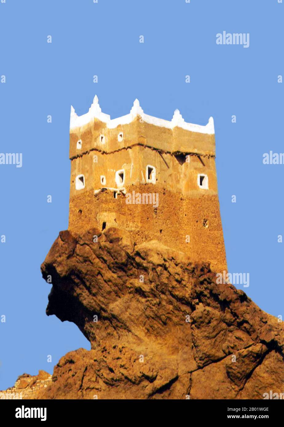Jemen: Al-Ghowaizi Fort, Mukalla, Hadramawt. Ein befestigter Turm in seiner heutigen Form aus der Ghaithi-Zeit, Ende des 19. Jahrhunderts. Al-Ghowaizi Fort, Turm oder Burg (Husn Al-Alghwayzi) befindet sich am westlichen Stadtrand von Al Mukalla (Al Mukallā), dem Haupthafen und der Hauptstadt der Hadramaut-Küstenregion Jemen im südlichen Teil Arabiens am Golf von Aden in der Nähe des Arabischen Meeres. Er liegt 480 km (300 mi) östlich von Aden und ist der wichtigste Hafen im Gouvernement Hadramaut, dem größten Gouvernement Südarabiens. Stockfoto