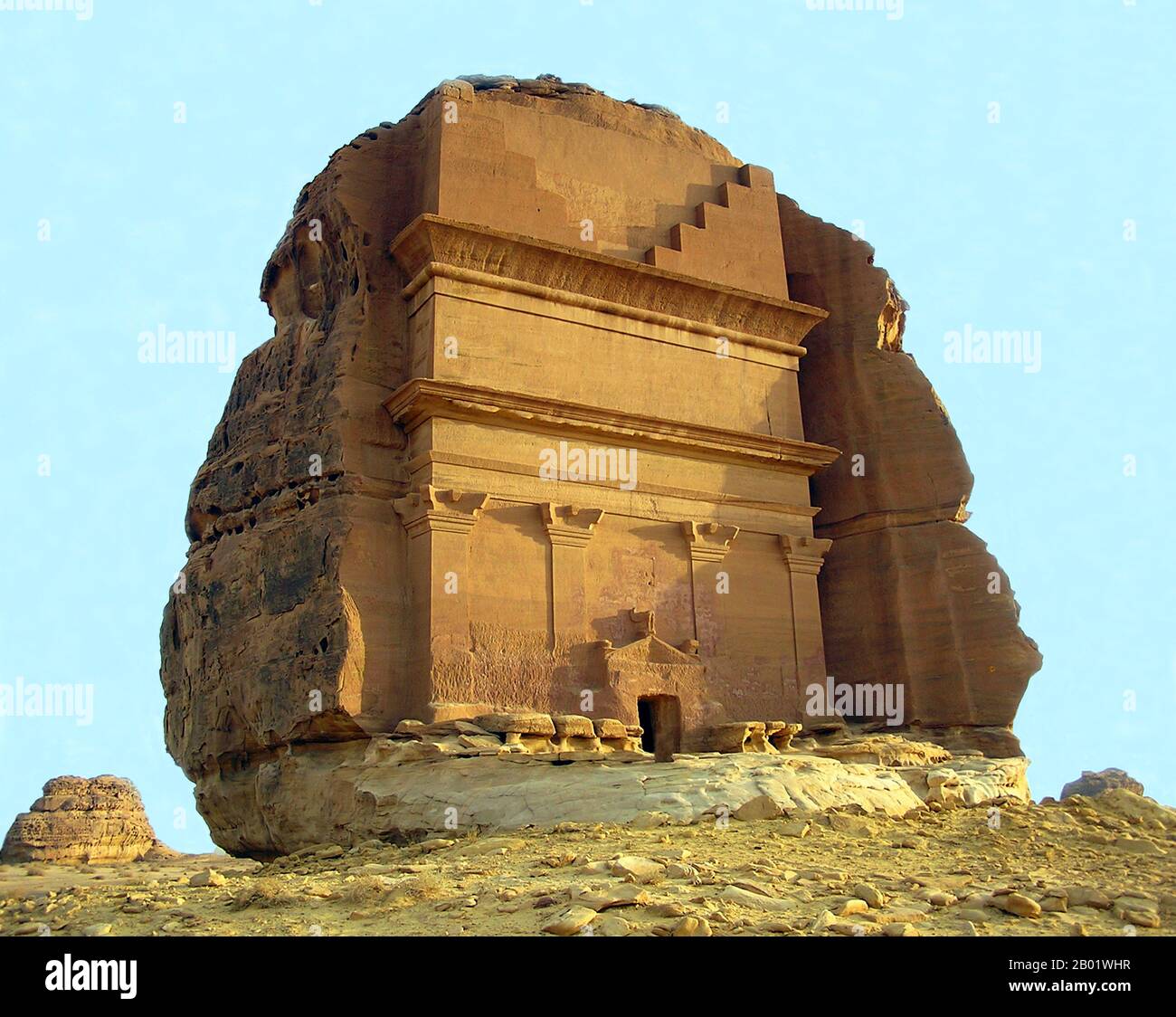 Saudi-Arabien: Nabatäische Ruinen von Mada'in Saleh, Saudi-Arabien, die 2008 zum UNESCO-Weltkulturerbe erklärt wurden. Mada'in Saleh, auch Al-Hijr oder Hegra genannt, ist eine präislamische archäologische Stätte im Al-Ula-Sektor in der Al-Madinah-Region Saudi-Arabiens. Ein Großteil der Überreste stammt aus dem nabatäischen Königreich (1. Jahrhundert n. Chr.). Der Ort stellt die südlichste und größte Siedlung des Königreichs nach Petra, seiner Hauptstadt, dar. Spuren der lihyaniten und römischen Besatzung vor bzw. nach der nabatäischen Herrschaft sind ebenfalls in situ zu finden. Stockfoto
