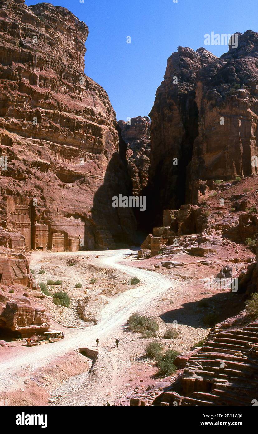Jordanien: Die Straße der Fassaden aus Sicht des Theaters, Petra. Petra wurde im 4. Jahrhundert v. Chr. von den nabatäischen Arabern als Stadt gegründet und verdankt seine Geburt und seinen Wohlstand der Tatsache, dass es der einzige Ort mit klarem und reichlich Wasser zwischen den Hidschas-Handelszentren Mekka und Medina und Palästina war. Direkt in die nubischen Sandsteinkämme der südjordanischen Wüste gehauen, scheint es wahrscheinlich, dass Petra aufgrund seiner hervorragenden Verteidigungslage und der guten Wasserversorgung seit der paläolithischen Zeit fortwährend besetzt wurde. Stockfoto