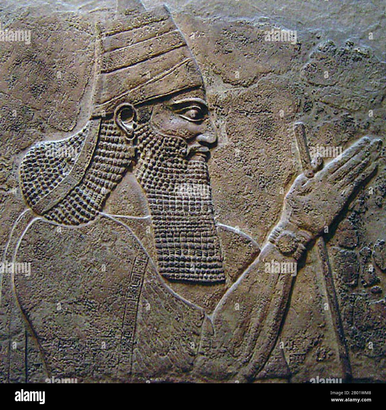 Irak: Tiglath-Pileser III. (Ca. 795-727 v. Chr.), König von Assyrien (R. 745-727 v. Chr.), dargestellt in einer Stele von den Mauern seines Palastes, ca. 728 v. Chr. Tiglath-Pileser III. War im 8. Jahrhundert v. Chr. ein prominenter König von Assyrien und gilt weithin als Gründer des Neo-Assyrischen Reiches. Tiglath-Pileser III. Eroberte während eines Bürgerkriegs den Assyrischen Thron und tötete die königliche Familie. Er nahm weitreichende Änderungen an der assyrischen Regierung vor und verbesserte deren Effizienz und Sicherheit erheblich. Assyrische Truppen wurden zu einer stehenden Armee und er unterwarf Babylonien einer Tribut. Stockfoto
