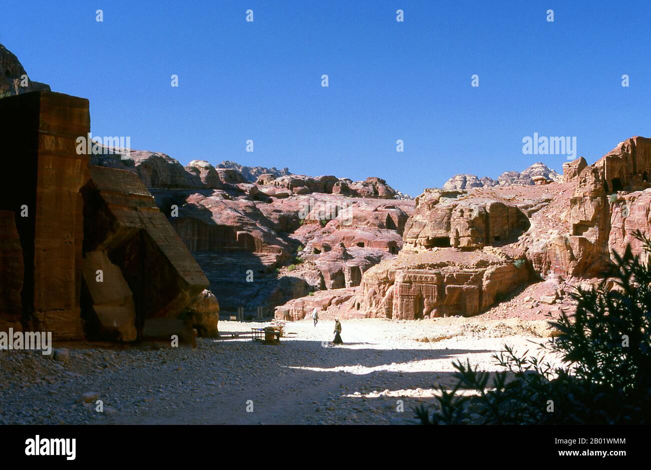 Jordanien: Die Straße der Fassaden mit Blick auf das Theater, Petra. Petra wurde im 4. Jahrhundert v. Chr. von den nabatäischen Arabern als Stadt gegründet und verdankt seine Geburt und seinen Wohlstand der Tatsache, dass es der einzige Ort mit klarem und reichlich Wasser zwischen den Hidschas-Handelszentren Mekka und Medina und Palästina war. Direkt in die nubischen Sandsteinkämme der südjordanischen Wüste gehauen, scheint es wahrscheinlich, dass Petra aufgrund seiner hervorragenden Verteidigungslage und der guten Wasserversorgung seit der paläolithischen Zeit fortwährend besetzt wurde. Stockfoto