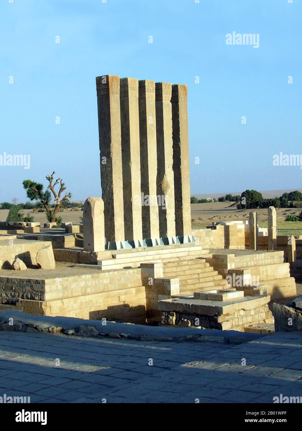 Jemen: Der Tempel von Awwam (Mahram Bilqis), der dem Mondgott Almaqah in Ma'rib, der ehemaligen Hauptstadt des Sabäischen Königreichs, um das 7. Bis 5. Jahrhundert v. Chr. gewidmet ist. MA'rib oder Marib ist die Hauptstadt des Gouvernements Ma'rib im Jemen und war die Hauptstadt des sabäischen Königreichs, von dem einige Gelehrte glauben, dass es sich um die alte Saba von biblischem Ruhm handelt. Es liegt etwa 120 Kilometer östlich von Jemens moderner Hauptstadt Sanaa Stockfoto