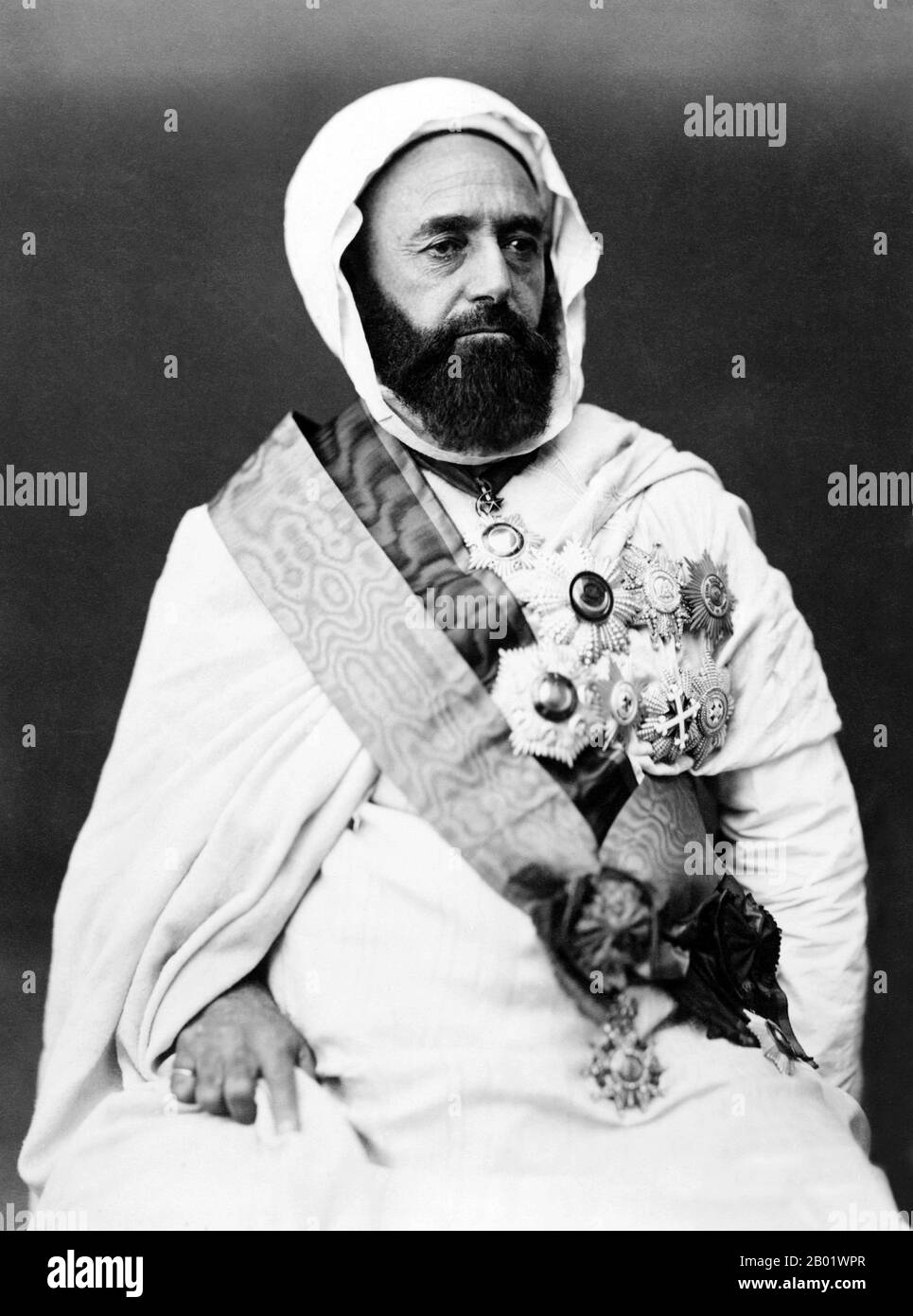 Algerien/Syrien: Abdul Qadir ibn Muhyiddin (* 6. September 1808 bis 26. Mai 1883), algerischer Freiheitskämpfer im Exil in Damaskus. Foto von Etienne Carjat (1828-1906), ca. 1865. Abd El-Kader ibn Muhieddine, auch Emīr Abdelkader oder Abd al-Qadir al-Hassani al-Jaza'iri genannt, war ein algerischer islamischer Gelehrter und politischer und militärischer Führer der Sufi, der Mitte des 19. Jahrhunderts einen Kampf gegen die französische Invasion führte, für die er von einigen Algeriern als Nationalheld angesehen wird. Stockfoto