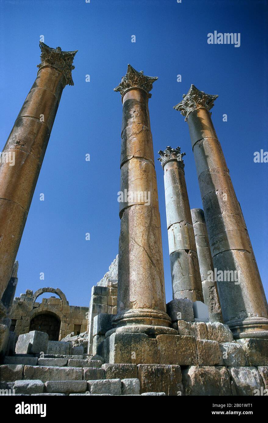 Jordanien: Der Tempel der Artemis in der antiken griechisch-römischen Stadt Jerash. Artemis war die Schutzgöttin der Stadt und wurde von der hellenistischen Bevölkerung Gerasas hoch geschätzt, während der semitische Teil der Bevölkerung Zeus bevorzugte. Der Bau des Tempels wurde 150 n. Chr. unter Kaiser Antoninus Pius beendet. Jerash ist der Ort der Ruinen der griechisch-römischen Stadt Gerasa, auch Antiochia am Goldenen Fluss genannt. Jerash gilt als eine der wichtigsten und am besten erhaltenen römischen Städte im Nahen Osten. Es war eine Stadt der Decapolis. Stockfoto