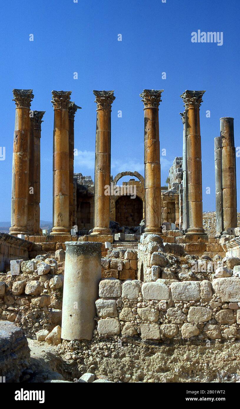 Jordanien: Der Tempel der Artemis in der antiken griechisch-römischen Stadt Jerash. Artemis war die Schutzgöttin der Stadt und wurde von der hellenistischen Bevölkerung Gerasas hoch geschätzt, während der semitische Teil der Bevölkerung Zeus bevorzugte. Der Bau des Tempels wurde 150 n. Chr. unter Kaiser Antoninus Pius beendet. Jerash ist der Ort der Ruinen der griechisch-römischen Stadt Gerasa, auch Antiochia am Goldenen Fluss genannt. Jerash gilt als eine der wichtigsten und am besten erhaltenen römischen Städte im Nahen Osten. Es war eine Stadt der Decapolis. Stockfoto
