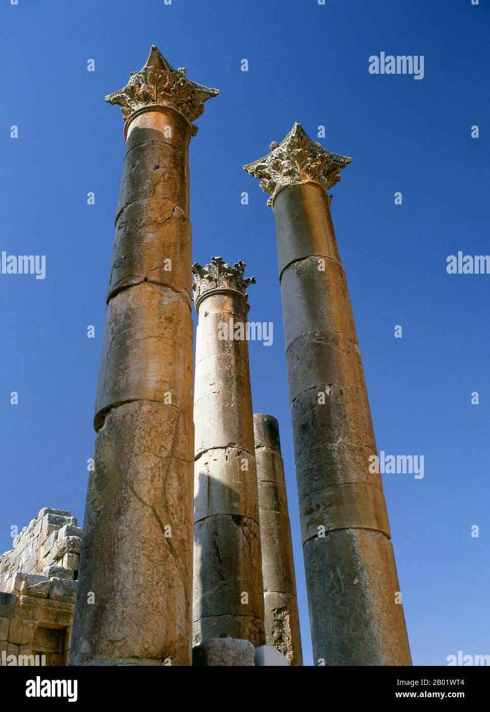 Jordanien: Der Tempel der Artemis in der antiken griechisch-römischen Stadt Jerash. Artemis war die Schutzgöttin der Stadt und wurde von der hellenistischen Bevölkerung Gerasas hoch geschätzt, während der semitische Teil der Bevölkerung Zeus bevorzugte. Der Bau des Tempels wurde 150 n. Chr. unter Kaiser Antoninus Pius beendet. Jerash ist der Ort der Ruinen der griechisch-römischen Stadt Gerasa, auch Antiochia am Goldenen Fluss genannt. Jerash gilt als eine der wichtigsten und am besten erhaltenen römischen Städte im Nahen Osten. Es war eine Stadt der Decapolis. Stockfoto