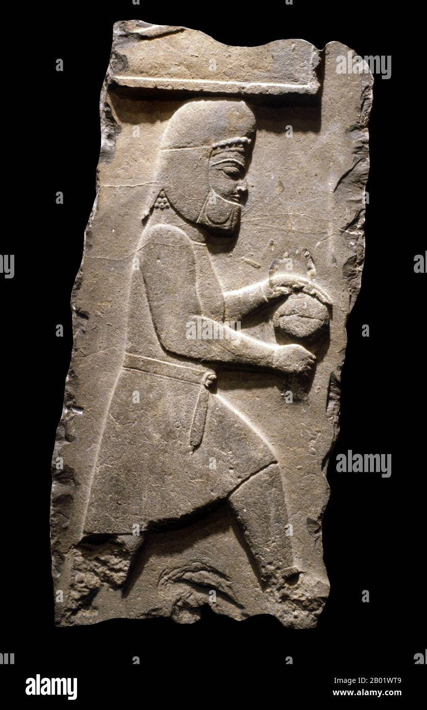 Iran/Persien: Ein Meder am Königlichen Hof von Persepolis mit einem überdachten Schiff, Achämenidenreich, um 500 v. Chr. Ein Diener des königlichen achämenidischen Hofes in Persepolis wird gezeigt, der ein überdachtes Schiff zum Neujahrsfest trägt. Seine Kleidung zeichnet ihn als Mede aus. Die Medes hatten das persische Gebiet dominiert, bis sie 550 v. Chr. von den Achäemeniden gestürzt wurden. Die Achämeniden wurden zur herrschenden persischen Dynastie, bis sie 330 v. Chr. von Alexander dem Großen besiegt wurden. Dieses Basrelief war wahrscheinlich Teil einer Skulpturenprozession, die die Innenwand des Palastes von König Darius schmückte. Stockfoto