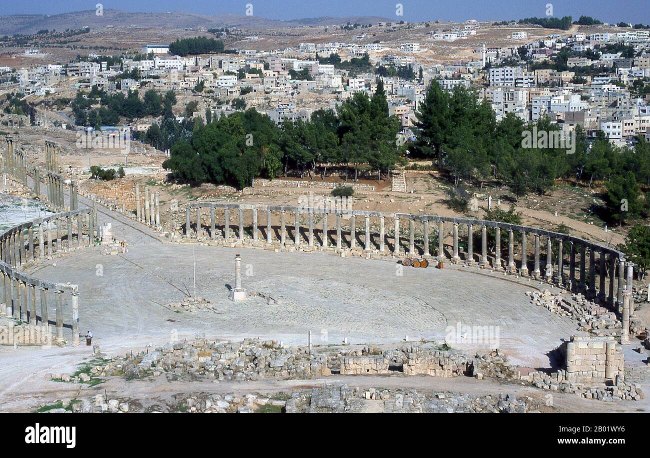 Jordanien: Das Oval Forum in der antiken griechisch-römischen Stadt Jerash. Jerash ist der Ort der Ruinen der griechisch-römischen Stadt Gerasa, auch Antiochia am Goldenen Fluss genannt. Jerash gilt als eine der wichtigsten und am besten erhaltenen römischen Städte im Nahen Osten. Es war eine Stadt der Decapolis. Jüngste Ausgrabungen zeigen, dass Jerash bereits in der Bronzezeit (3200-1200 v. Chr.) besiedelt war. Nach der römischen Eroberung 63 v. Chr. wurden Jerash und das Land um ihn herum von der römischen Provinz Syrien annektiert und später den Städten Decapolis beigetreten. Stockfoto