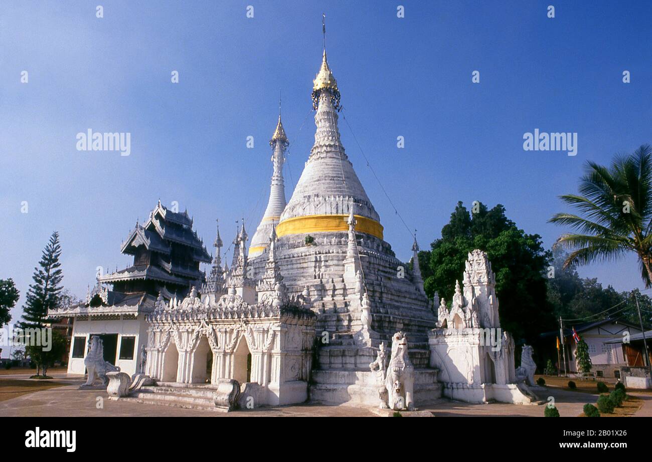 Thailand: Die wichtigsten Chedi im Wat Phra That Doi Kong Mu, Mae Hong Son, Nord-Thailand. Einst eine der abgelegensten Provinzen Thailands, ist Mae Hong Son nun sowohl mit dem Flugzeug von Chiang Mai als auch mit einer wunderbaren Rundfahrt durch Mae Sariang und zurück über Pai und Soppong – oder umgekehrt – leicht erreichbar. Mae Hong Son ist nur isoliert und noch nicht sehr entwickelt. Die Stadtbewohner mögen Bürger Thailands sein, aber die meisten sind Shan-, Karen-, Yunnanese- oder Hill-Stämme. Die Tempel sind burmesisch im Stil, und das Tempo des Lebens ist erstaunlich ruhig. Stockfoto