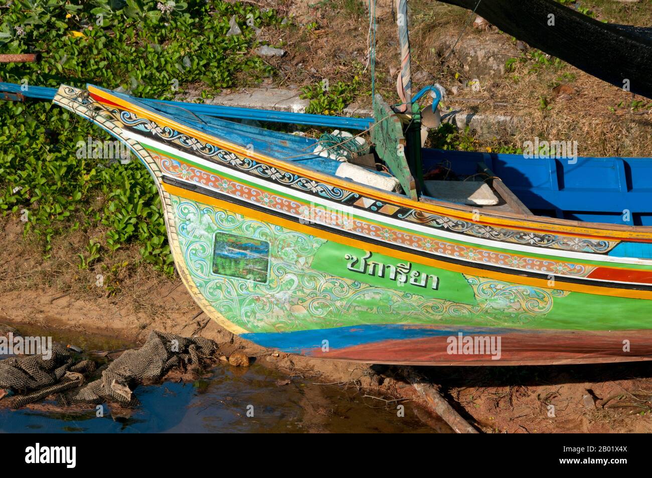 Entlang der Ostküste der Halbinsel Thailand, von Ko Samui südwärts, wurden seit Hunderten von Jahren bunte, bemalte Fischerboote von muslimischen Fischern gebaut und dekoriert. Die besten Beispiele für diese inzwischen rückläufige Industrie stammen aus den Boatyards des Saiburi-Distrikts, Provinz Pattani. Ursprünglich werden Korlae heute von einheimischen Fischern mit Motoren geführt. Zu den Zeichen, die auf den hervorragend detaillierten Rumpeldesigns häufig dargestellt werden, gehören der singha-löwe, der gagasura-Hornvogel, die payanak-Seeschlange und der Garuda-Vogel, der sowohl das Symbol des thailändischen Königreichs als auch des Mythi ist Stockfoto