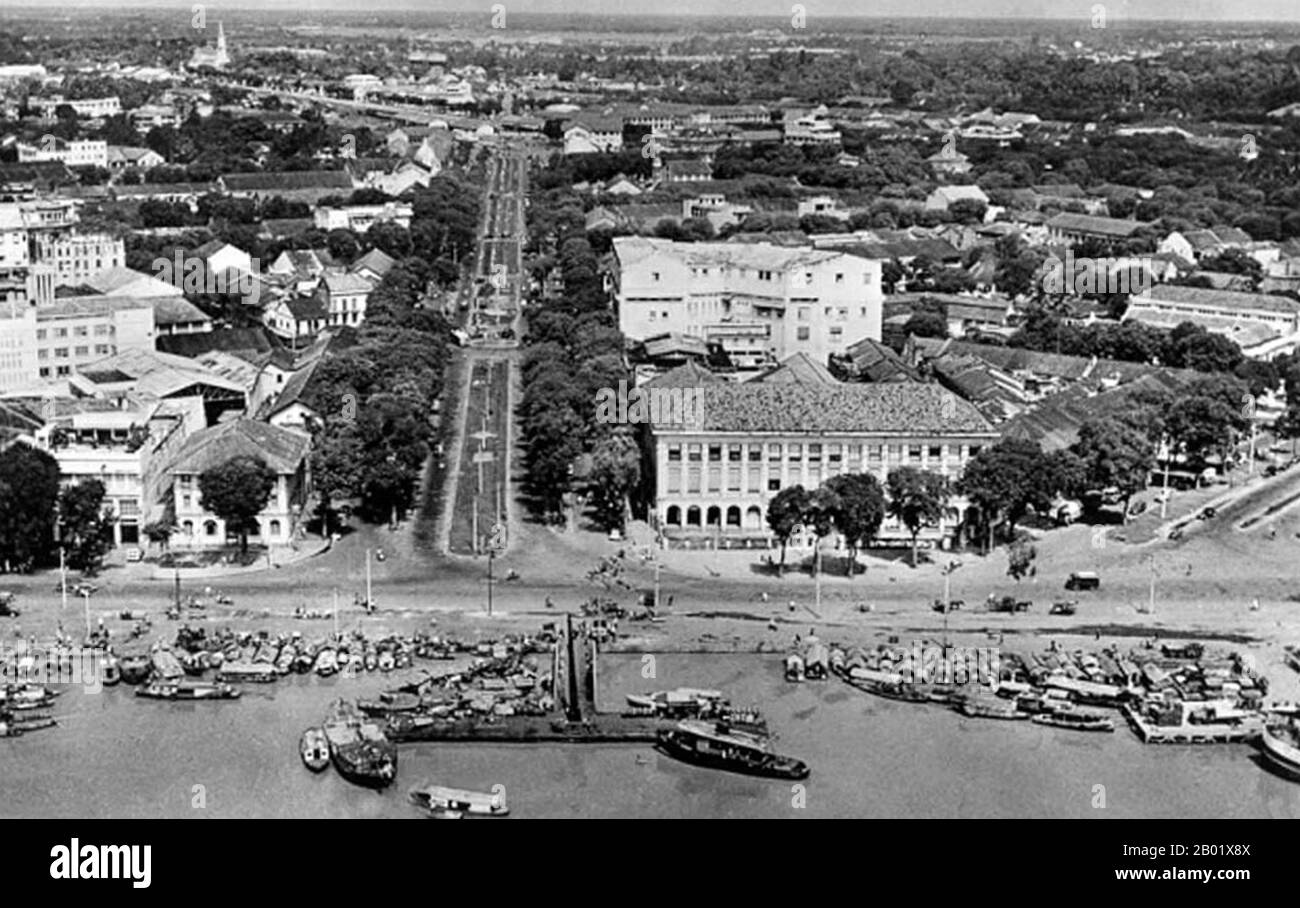 Vietnam: Luftansicht von Saigon, Blick nach Norden vom Saigon River entlang Duong Nguyen Hue, ca. 1954. Der ehemalige Kaiser Bảo Đại machte Saigon 1949 mit sich selbst als Staatsoberhaupt zur Hauptstadt des Staates Vietnam. Nachdem die Việt Minh 1954 die Kontrolle über Nordvietnam erlangte, wurde es üblich, die Regierung von Saigon als Südvietnam zu bezeichnen. Die Regierung wurde in Vietnam umbenannt, als Bảo Đại 1955 von seiner Premierministerin Dinh Diem in einem betrügerischen Referendum abgesetzt wurde. Stockfoto