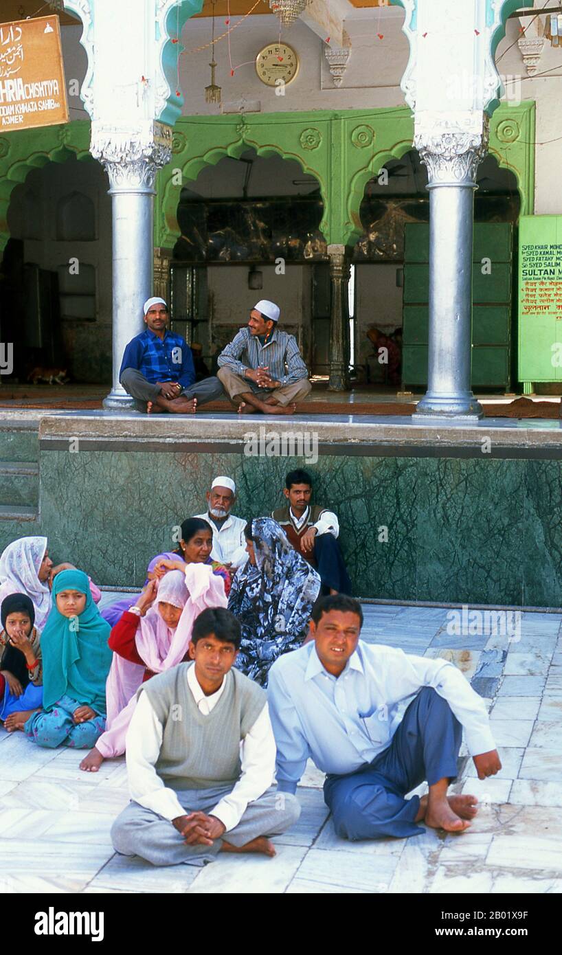 Indien: Pilger im Dargah Sharif von Sufi saint Moinuddin Chishti, Ajmer, Rajasthan. Sultan-ul-Hind, Moinuddin Chishti (1141–1230), auch bekannt als Gharīb Nawāz („Wohltäter der Armen“), war der berühmteste Sufi-heilige des Chishti-Ordens auf dem indischen Subkontinent. Er führte den Orden in Südasien ein und etablierte ihn. Ajmer (Sanskrit: Ajayameru) wurde Ende des 7. Jahrhunderts von Dushyant Chauhan gegründet. Die Chauhan-Dynastie regierte Ajmer trotz wiederholter Invasionen türkischer Plünderer aus Zentralasien im Norden Indiens. Ajmer wurde 1193 von Mohammed von Ghor erobert. Stockfoto