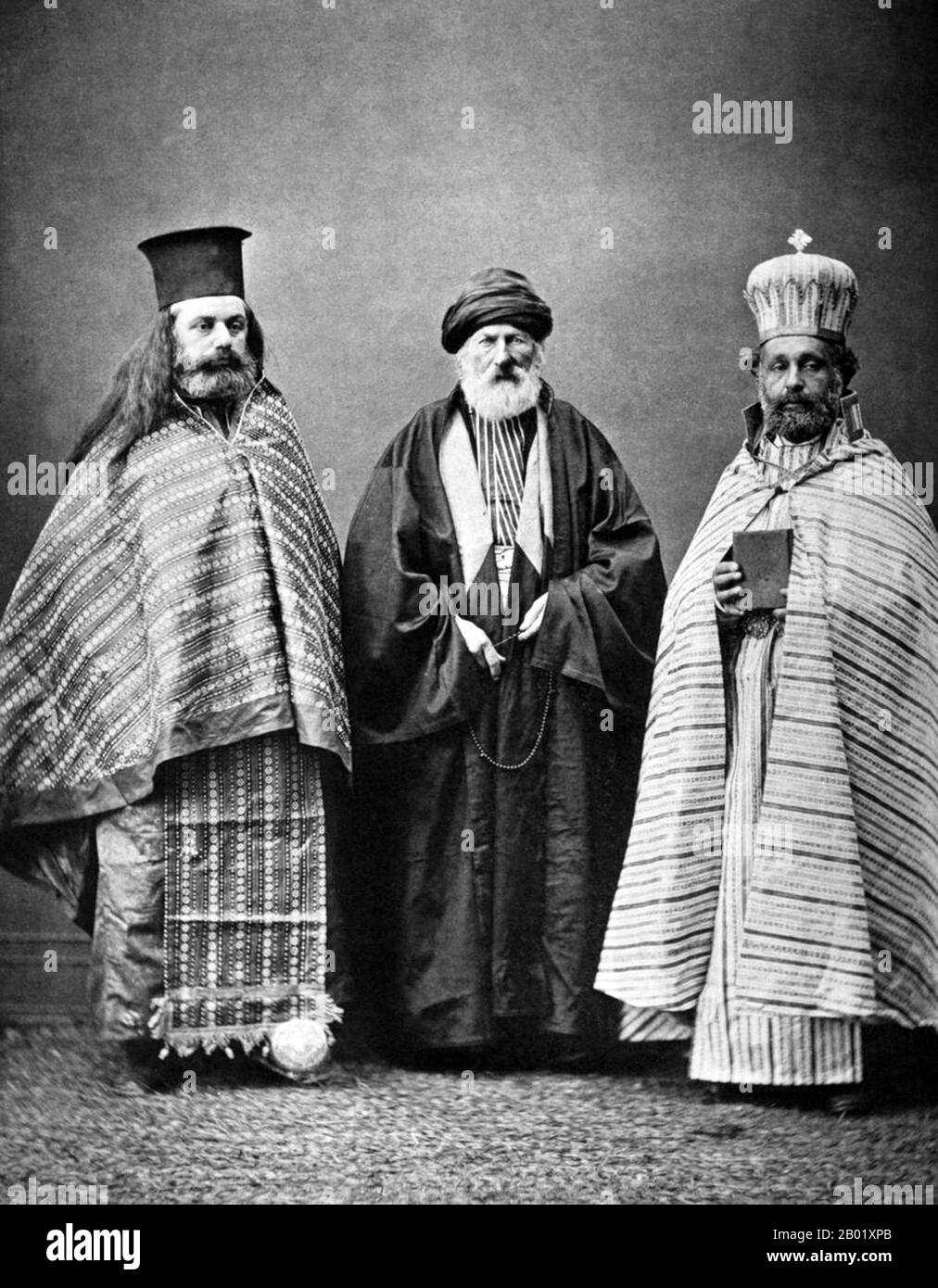 Türkei: Ein muslimischer Mullah, flankiert von zwei christlichen Priestern, Osmanisches Reich, möglicherweise Konya, um 1873. Das große Osmanische Reich oder das Türkische Reich oder erhabener Osmanischer Staat war ein türkisches Reich, das vom 27. Juli 1299 bis zum 1. November 1922 (623 Jahre) dauerte, als das Sultanat abgeschafft wurde. Das Osmanische Reich war eines der größten und langlebigsten Reiche der Geschichte, so dass der Osmanische Staat, seine Politik, seine Konflikte und sein kulturelles Erbe in einer riesigen Geographie eine der längsten kontinuierlichen Erzählungen liefern. Stockfoto