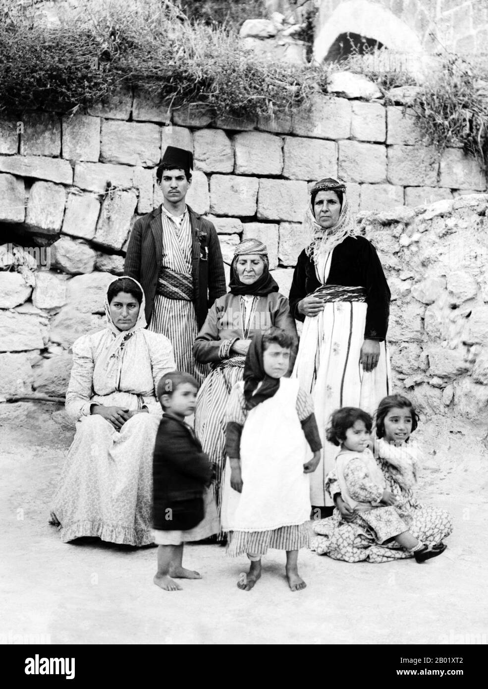 Palästina: Eine palästinensische Familie in Nazareth, um 1920. Palästina ist ein Name für die geografische Region zwischen dem Mittelmeer und dem Jordan. Die Region ist auch als das Land Israel, das Heilige Land und die Südlevante bekannt. 1832 wurde Palästina von Mohammed Alis Ägypten erobert, aber 1840 intervenierte Großbritannien und gab die Kontrolle über die Levante an die Osmanen zurück, als Gegenleistung für weitere Kapitulationen. Am Ende des 19. Jahrhunderts begann die zionistische Einwanderung und die Wiederbelebung der hebräischen Sprache. Stockfoto