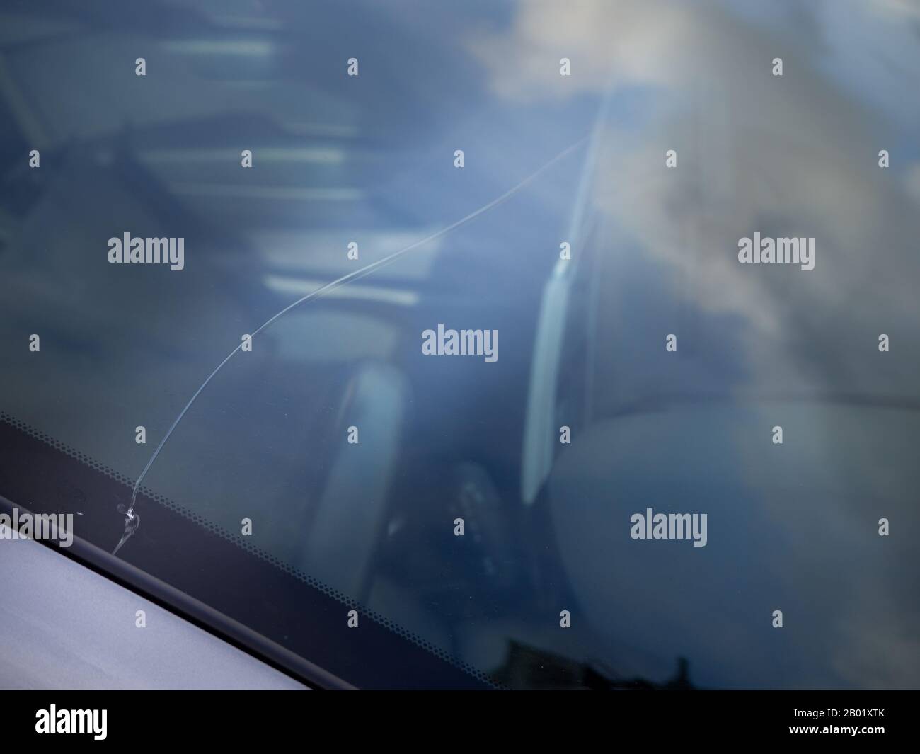 Riss in der windschutzscheibe Fotos und Bildmaterial in hoher Auflösung Alamy