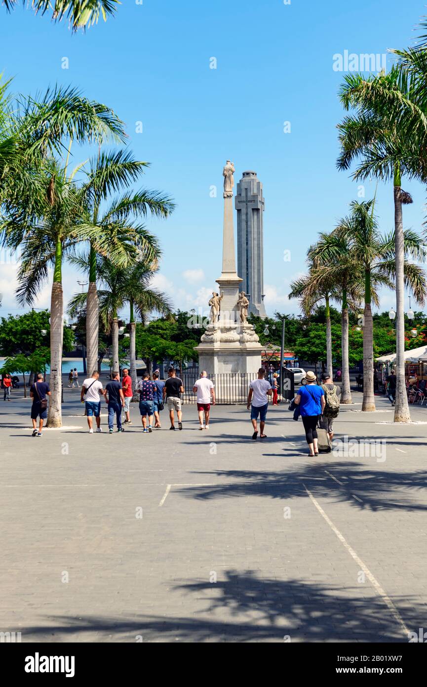 Plaza de la Candelaria. Eine malerische, hauptsächlich von Palmen gesäumte Fußgängerzone, Santa Cruz de Teneriffa, Kanarische Inseln. Stockfoto