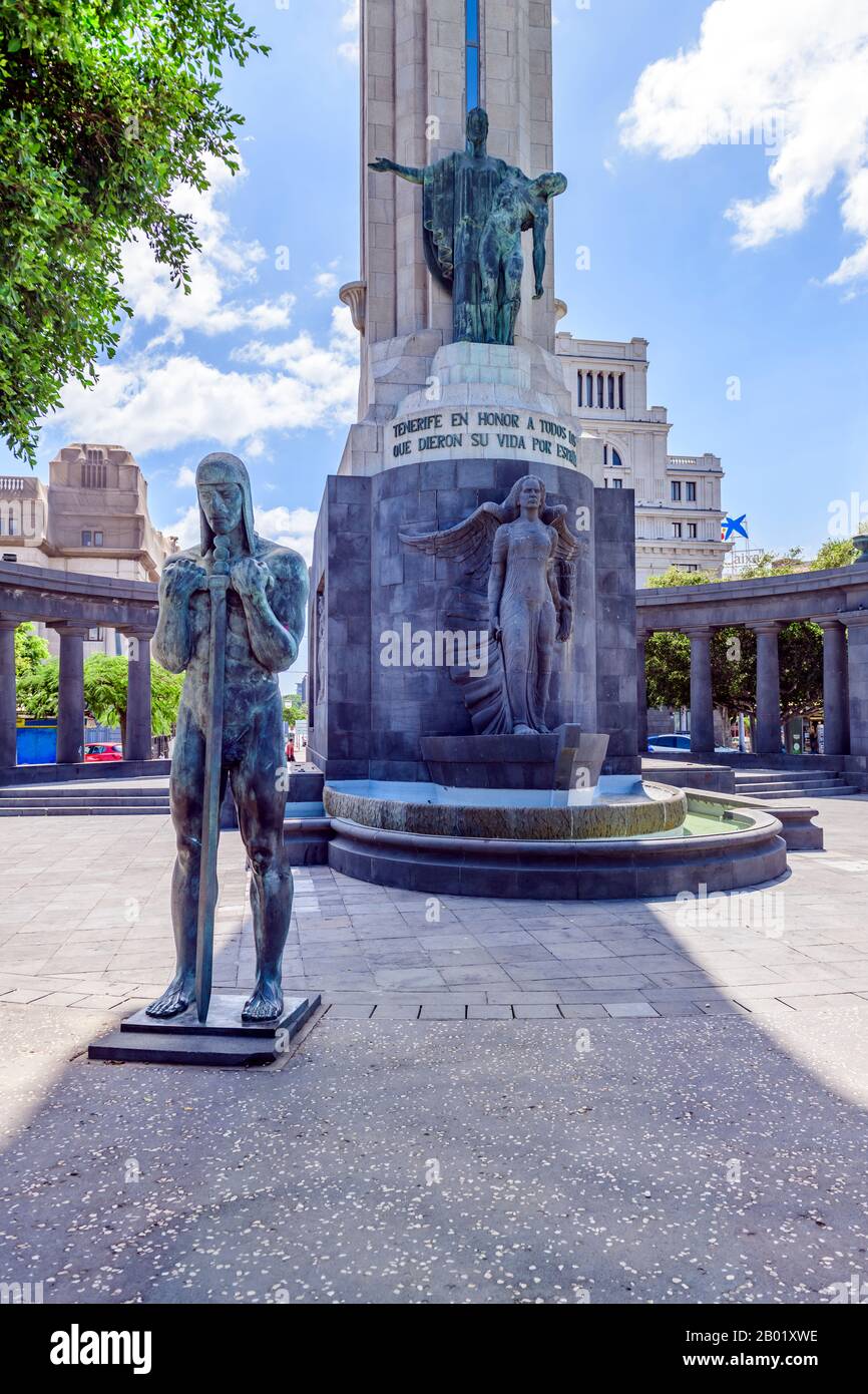 Statuen des Kriegsdenkmals, Plaza de España, Santa Cruz de Teneriffa Kanarische Inseln. Stockfoto