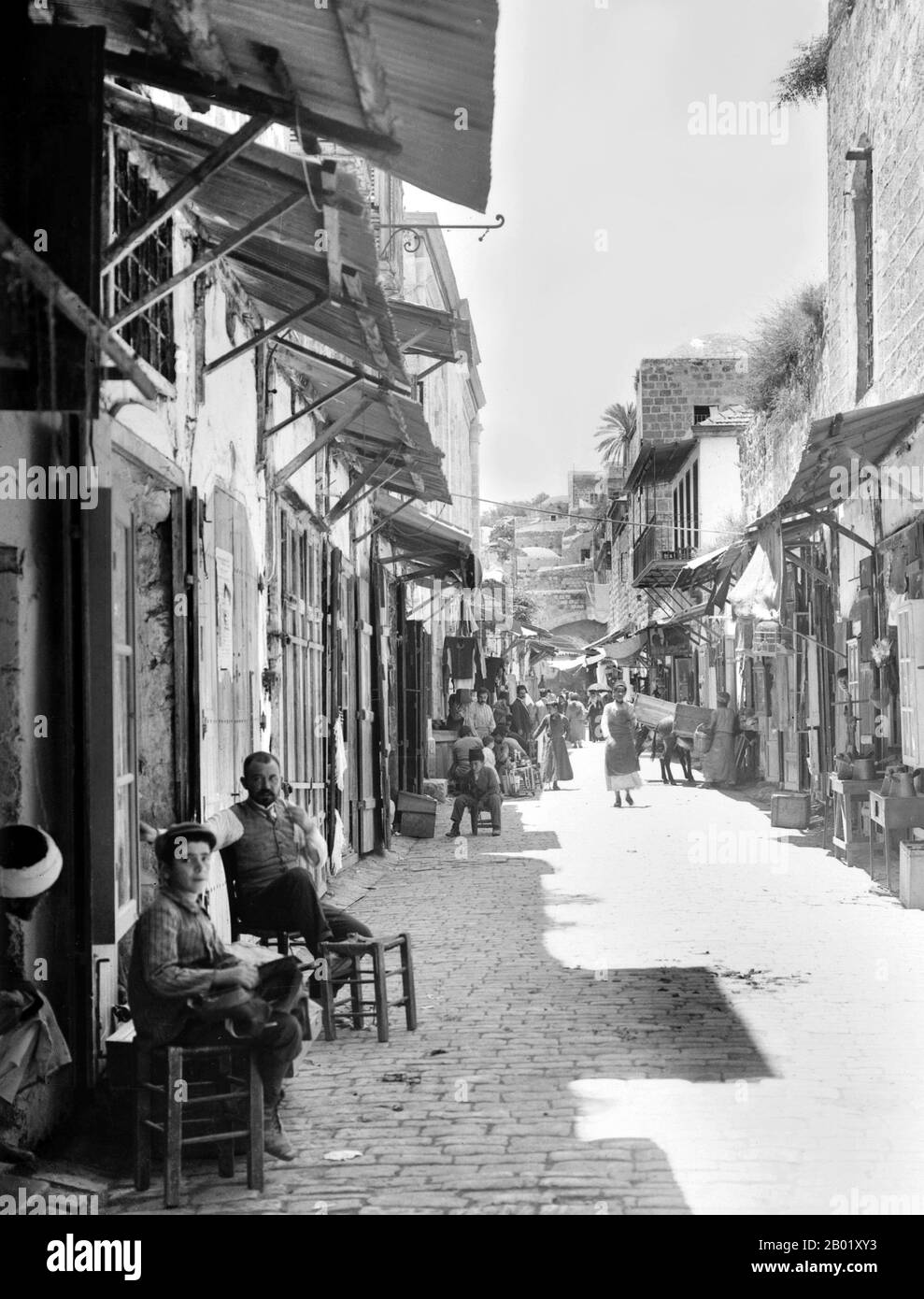 Palästina: Straße der Grabeskirche, Jerusalem, um 1930. Palästina ist ein Name für die geografische Region zwischen dem Mittelmeer und dem Jordan. Die Region ist auch als das Land Israel, das Heilige Land und die Südlevante bekannt. 1832 wurde Palästina von Mohammed Alis Ägypten erobert, aber 1840 intervenierte Großbritannien und gab die Kontrolle über die Levante an die Osmanen zurück, als Gegenleistung für weitere Kapitulationen. Am Ende des 19. Jahrhunderts begann die zionistische Einwanderung und die Wiederbelebung der hebräischen Sprache. Stockfoto