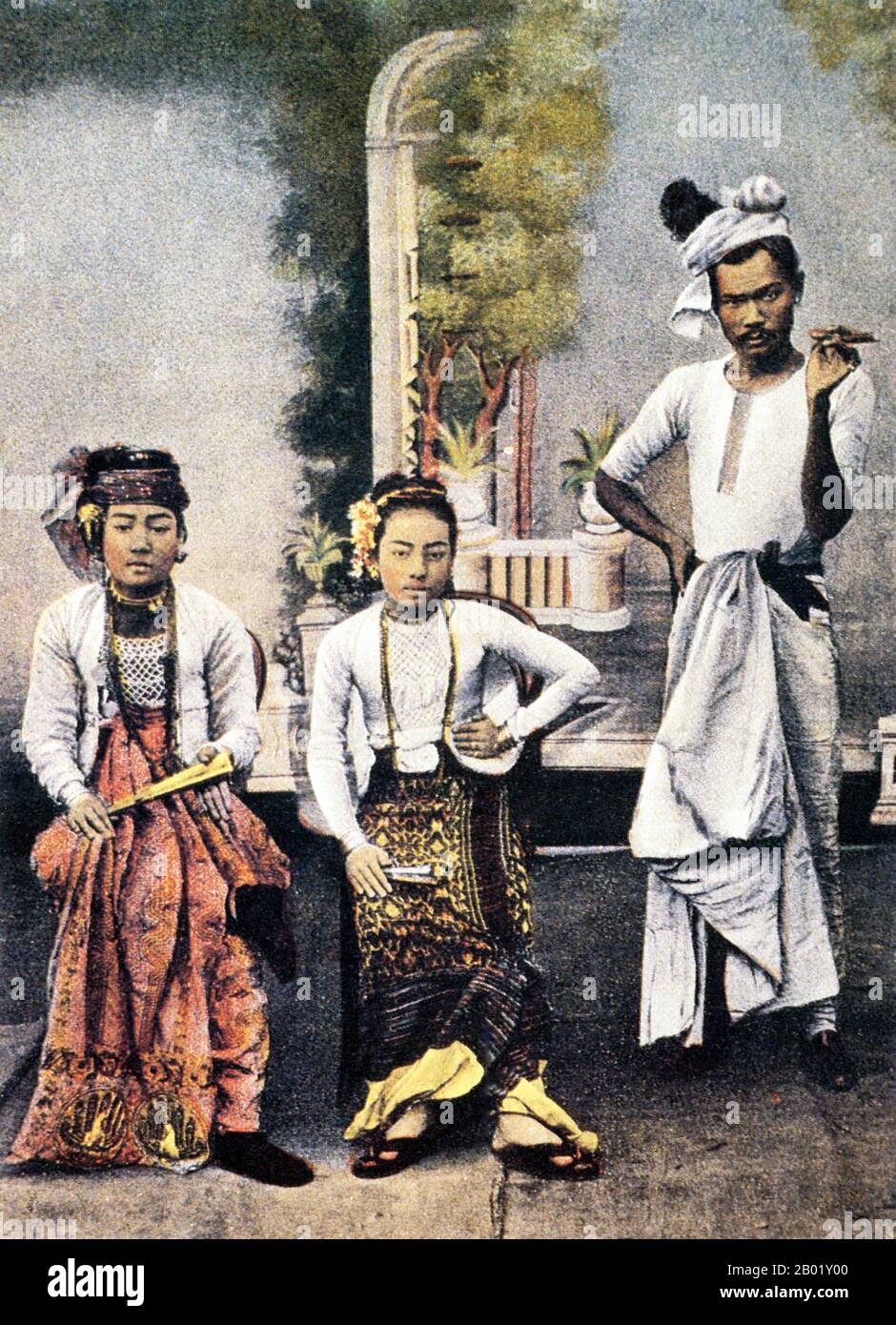 Birma/Myanmar: Der Ach-nyeint-Künstler Minthamee Ma Thein May als Mintha (links) mit der Hauptdarstellerin und dem Clown, um 1910. Der Tanz in Burma kann in dramatische Tänze, Folk- und Dorf- und nat-Tänze unterteilt werden, die jeweils unterschiedliche Merkmale aufweisen. Obwohl der burmesische Tanz von den Tanztraditionen seiner Nachbarn, insbesondere Thailands, beeinflusst wurde, behält er einzigartige Qualitäten, die ihn von anderen regionalen Stilen unterscheiden, darunter eckige, schnelle und energetische Bewegungen und Betonung auf Pose, nicht auf Bewegung. Verschiedene Arten burmesischer Musik verwenden eine Reihe traditioneller Musikinstrumente. Stockfoto