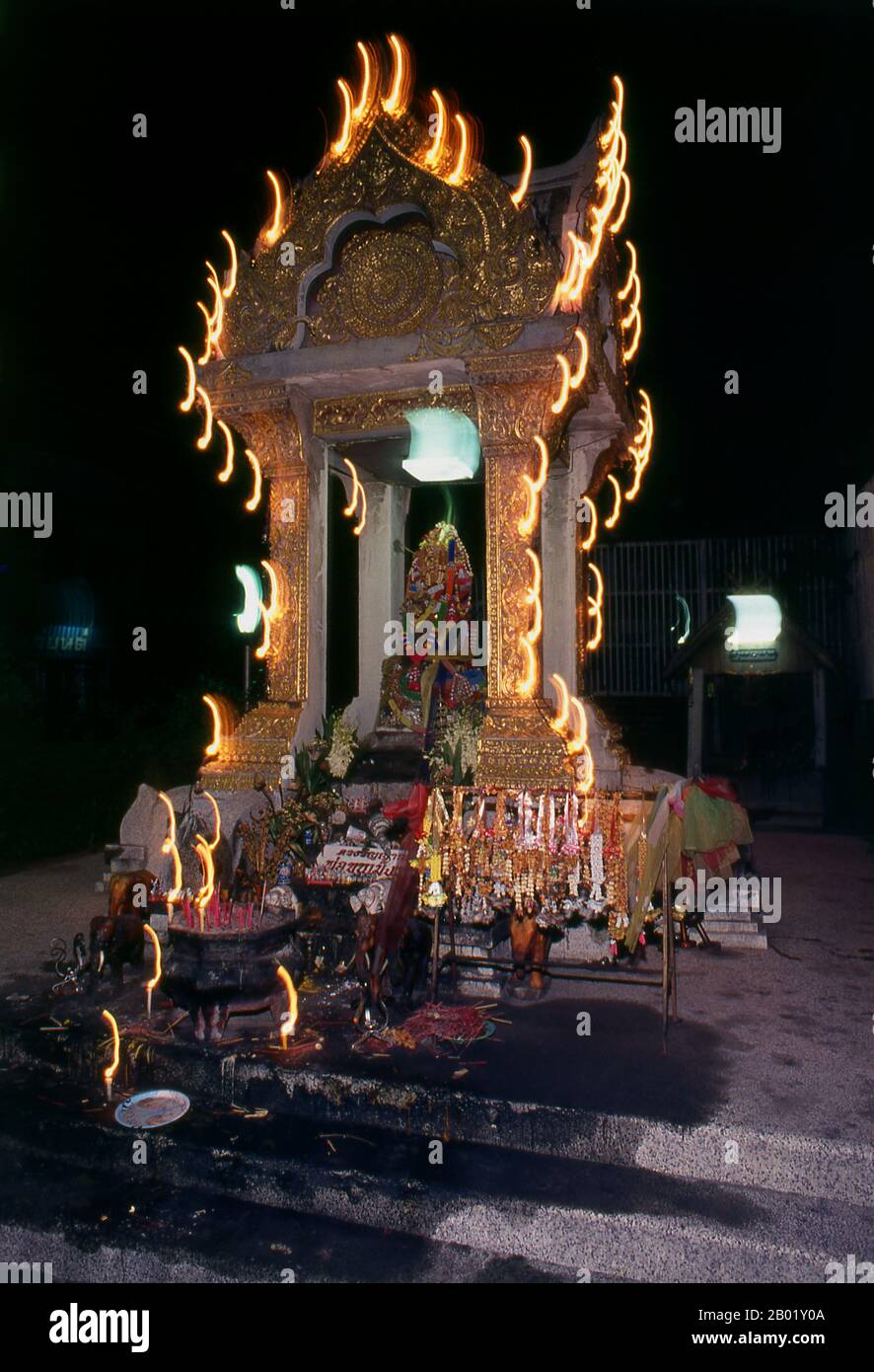 Thailand: King Mangrai's Säule, Ratchadamnoen Avenue, Chiang Mai, Nordthailand. König Mangrai (1239–1311) war der 25. König von Ngoen Yang (1261–1296) und der erste König von Chiang Mai (1296–1311), Hauptstadt des Königreichs Lanna (1296–1558). Stockfoto