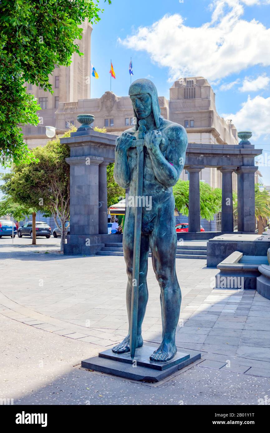 09.16.2018 Teneriffa, Kanarische Inseln. Statuen des Kriegsdenkmals, Plaza de España, Santa Cruz de Teneriffa Stockfoto