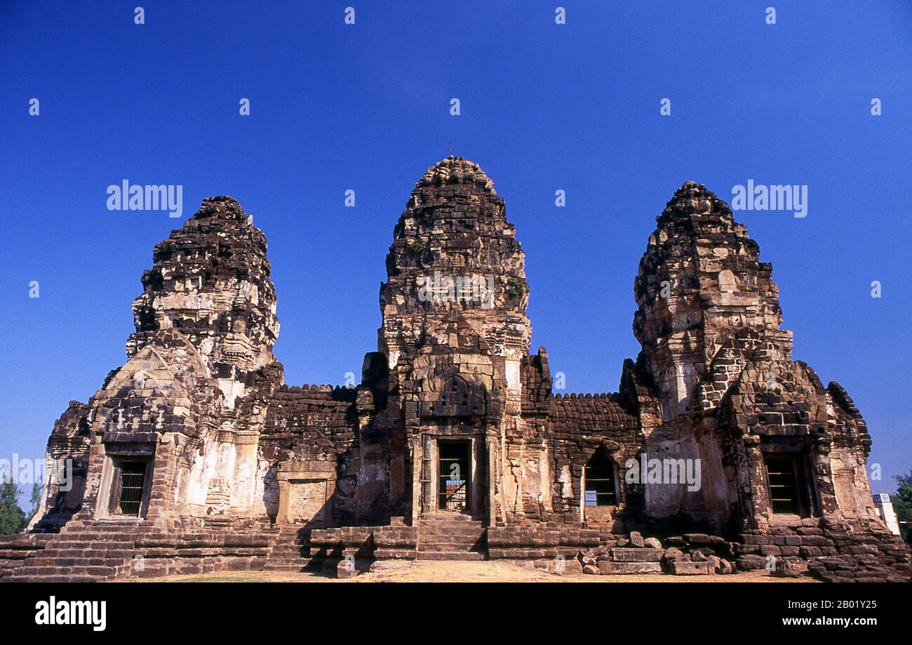 Thailand: Der Prang Sam Yot aus dem 13. Jahrhundert, ursprünglich ein Khmer-Hindu-Schrein, hat drei Zacken, die früher Brahma, Vishnu und Shiva (die Hindu-trinität) repräsentierten. Es wurde später in einen buddhistischen Schrein umgewandelt. Die Altstadt von Lopburi stammt aus der Dvaravati-Ära (6. - 13. Jahrhundert). Es war ursprünglich als Lavo oder Lavapura bekannt. Nach der Gründung des Königreichs Ayutthaya im fünfzehnten Jahrhundert war Lopburi eine Festung der Herrscher Ayutthayas. Es wurde später eine neue königliche Hauptstadt während der Herrschaft von König Narai dem Großen des Ayutthaya-Königreichs in der Mitte des 17. Jahrhunderts. Stockfoto