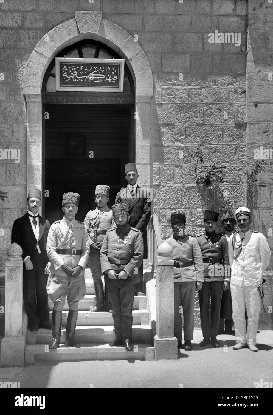 Palästina: Osmanische Beamte Prinz Osman Fuad und Jamal Cemal Pascha in der Salahiyeh-Schule, Jerusalem, 29. April 1914. Palästina ist ein Name für die geografische Region zwischen dem Mittelmeer und dem Jordan. Die Region ist auch als das Land Israel, das Heilige Land und die Südlevante bekannt. 1832 wurde Palästina von Mohammed Alis Ägypten erobert, aber 1840 intervenierte Großbritannien und gab die Kontrolle über die Levante an die Osmanen zurück, als Gegenleistung für weitere Kapitulationen. Am Ende des 19. Jahrhunderts begann die zionistische Einwanderung und die Wiederbelebung der hebräischen Sprache. Stockfoto