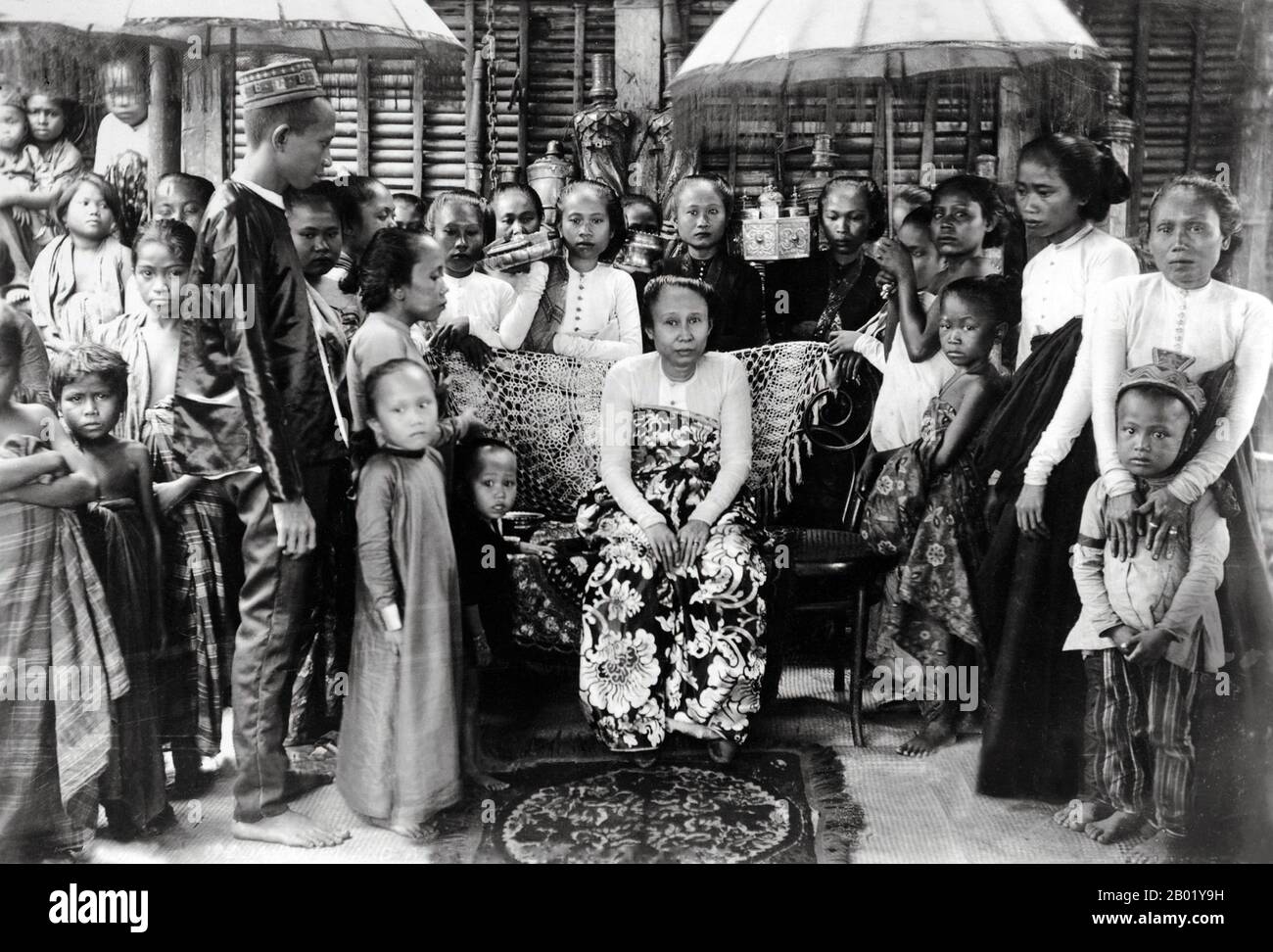 Philippinen: Prinzessin Radja Putri, Ehefrau des Sultans Maguguina, Cotabato, um 1900–1920. Die Moro sind eine Bevölkerung indigener Muslime auf den Philippinen, die die größte nichtchristliche Gruppe des Landes bilden und etwa 5 % der gesamten philippinischen Bevölkerung ausmachen. Es gibt zehn ethnische Gruppen der Moro, obwohl andere kleinere Stämme auch Moro genannt werden, da die Mehrheit ihrer Bevölkerung auch Muslime sind. Der Begriff wurde während der Kolonialzeit verwendet, als die Spanier den Begriff Moros (Mauren) verwendeten, um muslimische Eingeborene zu beschreiben. Stockfoto