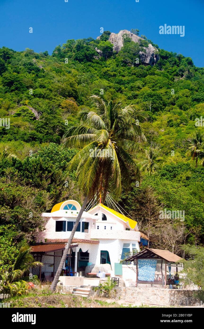 Thailand: Black Tip Diving Resort, Ao Tanot, Ko Tao (Turtle Island), Südthailand. Ko Tao oder Turtle Island, die sich mitten im Golf von Thailand befindet, wurde von den frühen Siedlern nach der buckeligen, schildkrötenähnlichen Form der Insel benannt, obwohl sie auch ein bedeutender Brutplatz für Karettschildkröten und Grüne Schildkröten ist. Die Wirtschaft der Insel, die bis auf die vorübergehenden Fischer einst unbewohnt war, dreht sich heute fast ausschließlich um Tourismus und Tauchen. Die rasche Entwicklung des Tourismus in den letzten Jahren hat sich negativ auf die Schildkrötenzucht ausgewirkt. Stockfoto
